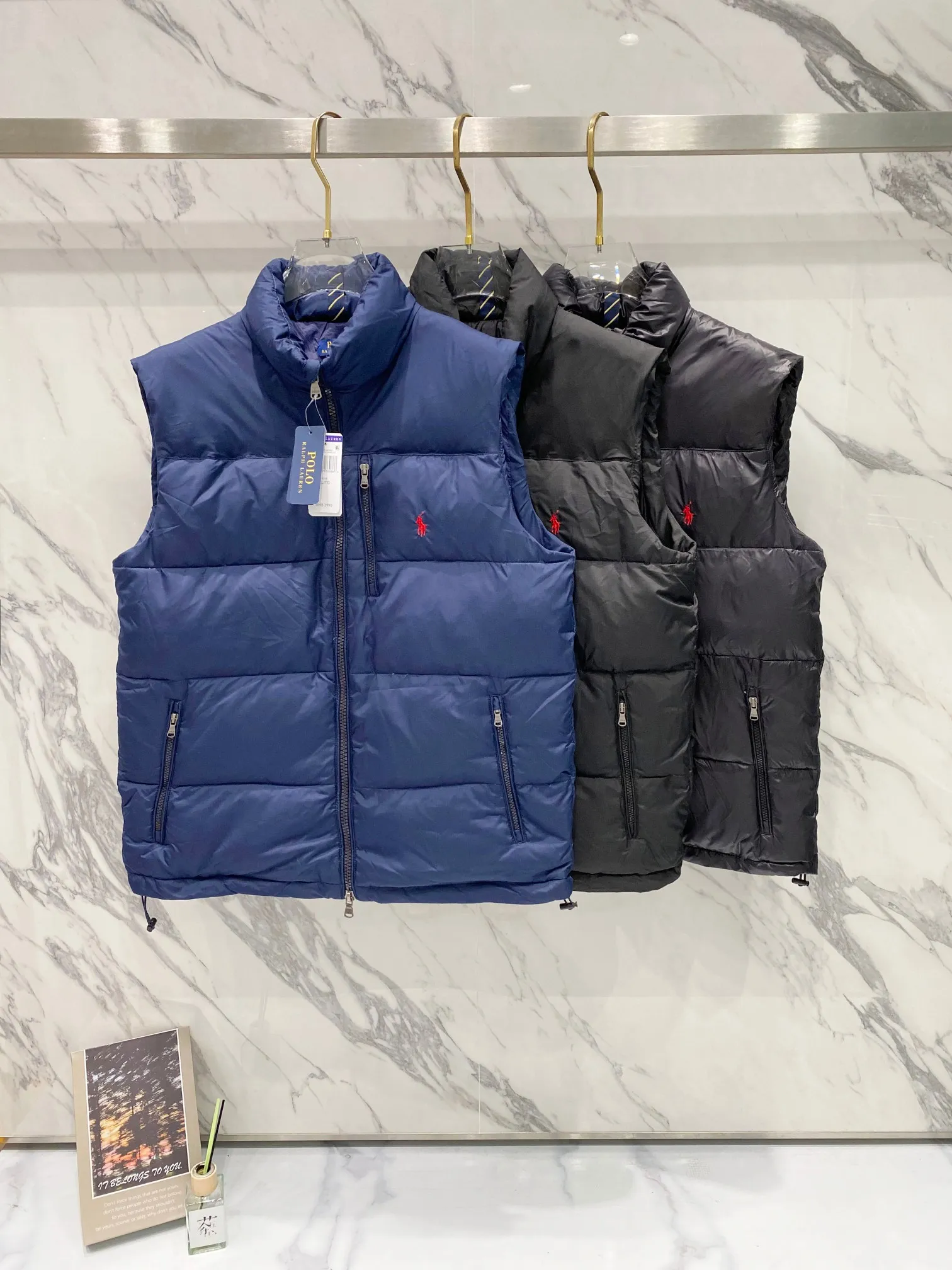 P520 Ralph Lauren/Ralph Lauren Men's Classic Pocket Zipper Waterproof Down Vest [Top Version] - - Accessories: Original tag washable label + electroplated YK zipper logo Customized Ralph Lauren zipper - Full set of accessories - The same style can be used by men and women Color: Black, Navy Blue, Black Glossy